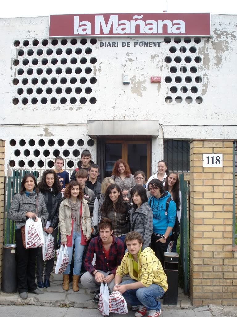 Lalumnat del CFGM de Preimpresió en Arts Gràfiques davant el diari  La Manyana