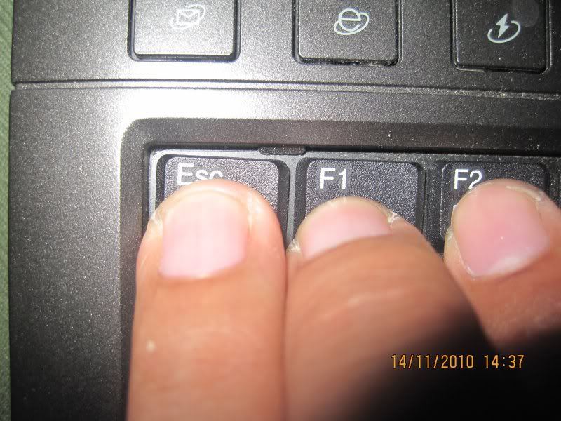 lepas keyboard dengan menekan 4 latch diatas keyboard