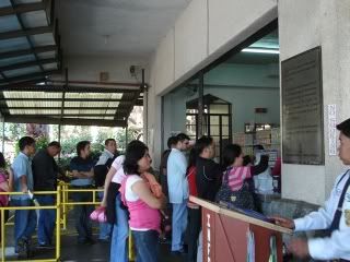 Long line of People at GSC