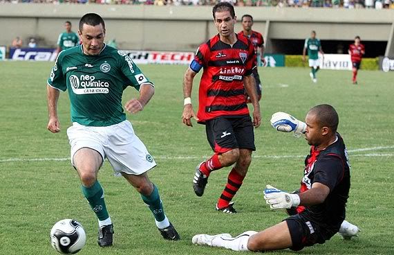 Felipe (esq.) - expectativa de gols do Goiás