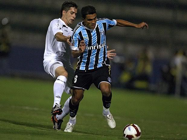 Grêmio, de Fábio Santos (6), venceu no Peru
