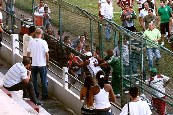 Invasão e agressões no treino do Fluminense