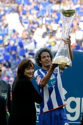 Bruno Alves com o troféu de campeão nacional