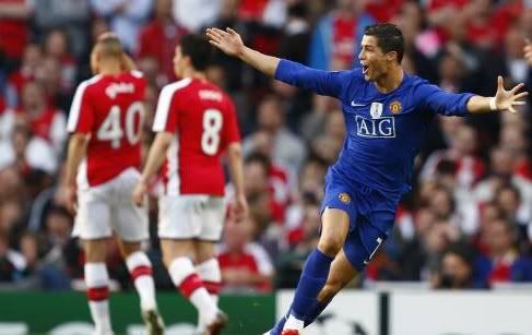 Ronaldo bisou em Londres