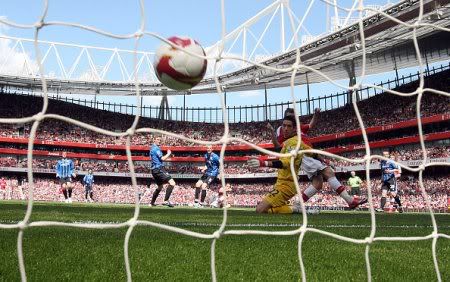 Fabregas marcava no Emirates Stadium