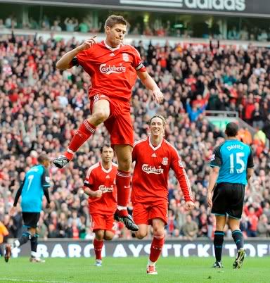 Goleada do Liverpool ao Villa com Steven Gerrard em alto destaque