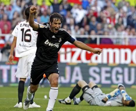 Raul fez 3 golos em Sevilha