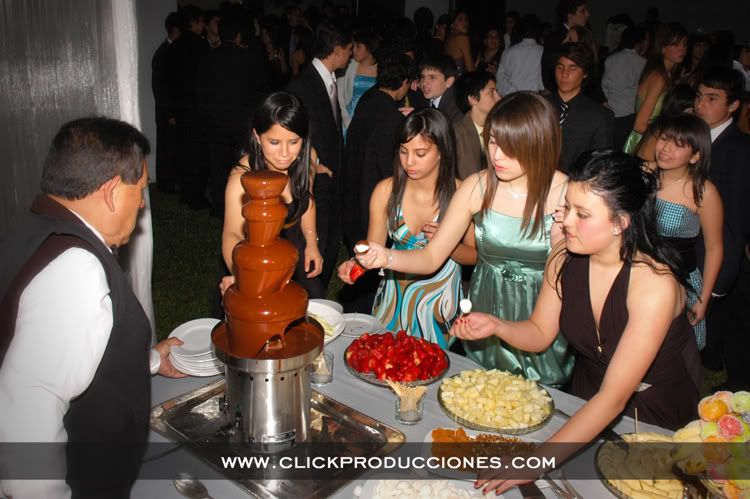 foto de quinceañera y mesa de dulces con chocolates
